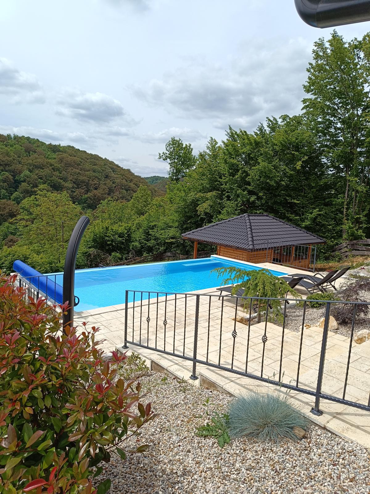 Bazen s pogledom na šumu — Villa Laganini Country
