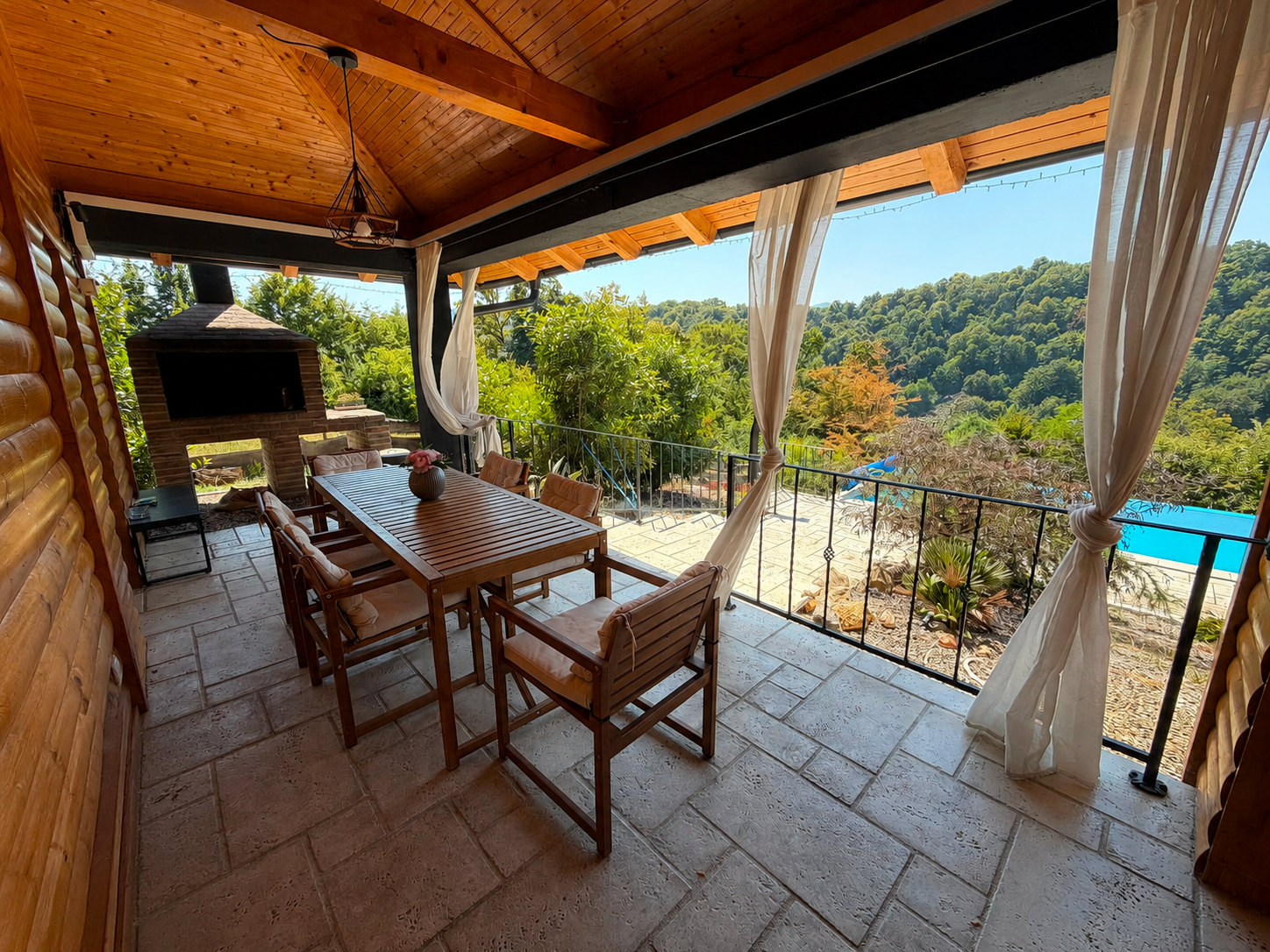 Natkrivena terasa s pogledom — Villa Laganini Country